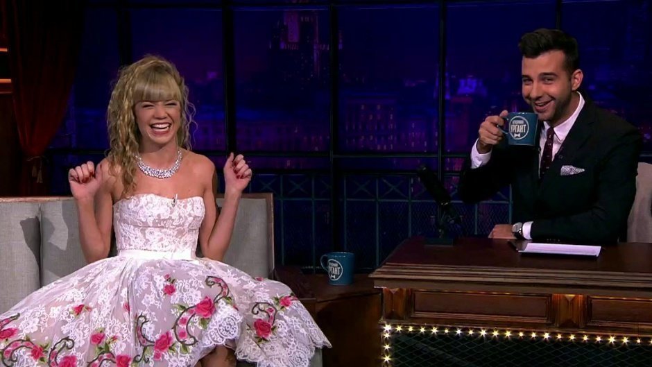 Соведущая Урганта засветилась на веселье с украинским флагом в Куршевеле