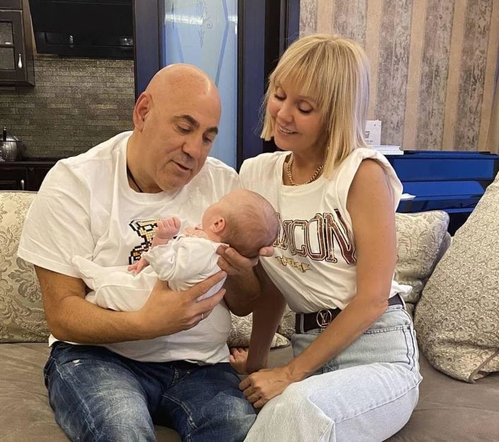 Валерия показала поющую подросшую внучку