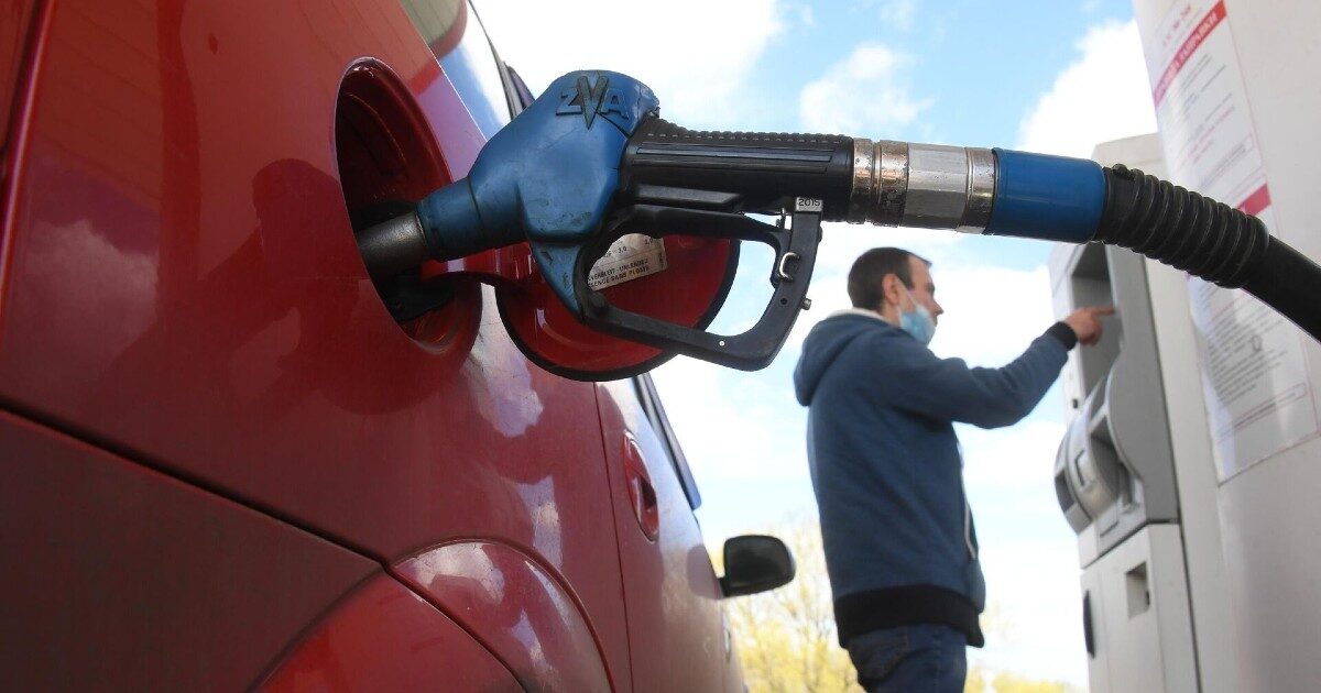 Бензин в России подешевел до минимума за семь лет