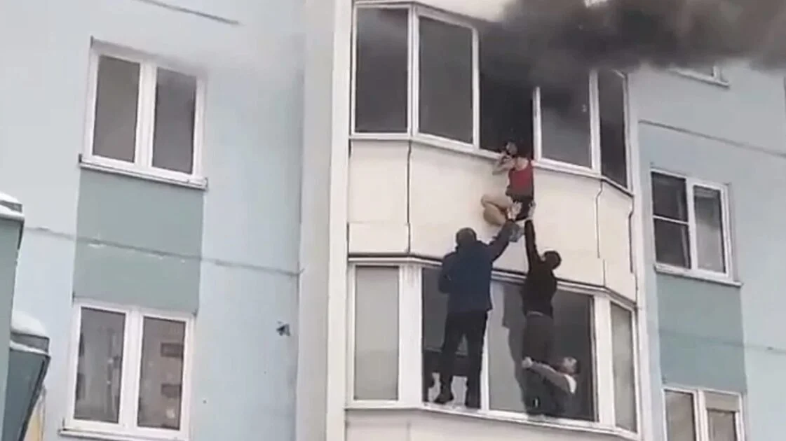 В Ярославле прохожие спасли ребëнка и беременную женщину из горящей квартиры