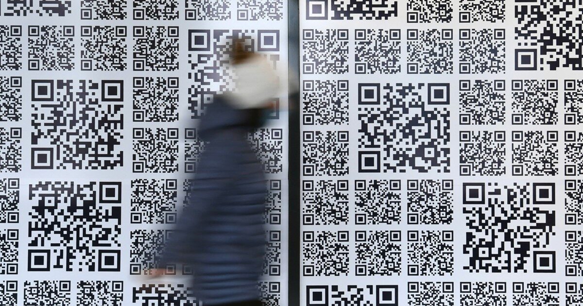 Мошенники начали обманывать граждан с помощью QR-кодов в общественных местах