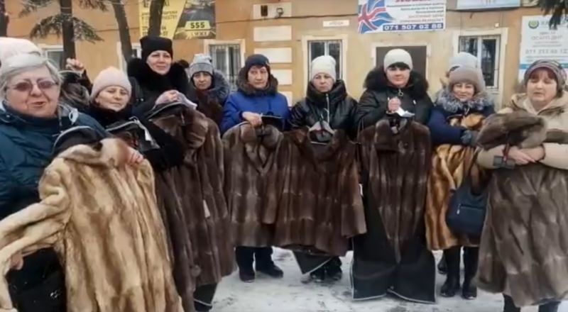 Вдовам погибших на фронте подарили шубы из Москвы Вдовам погибших на фронте подарили шубы из Москвы