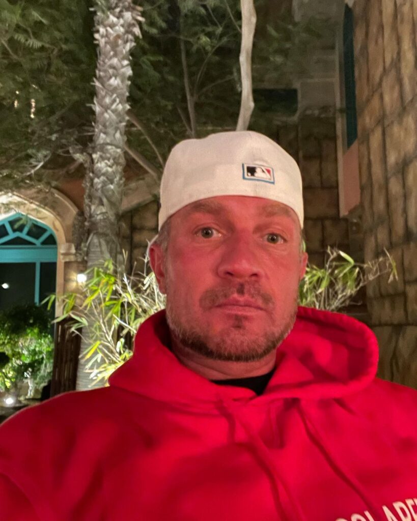 Костомарова поместили в искусственную кому после ампутации пальцев