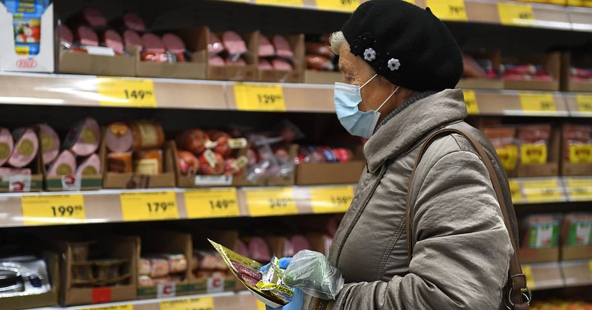 Купил в магазине просроченный продукт. Просрочка в магазине. просроченная продукция в магазине. просроченные продукты. полки магазинов просрочка.