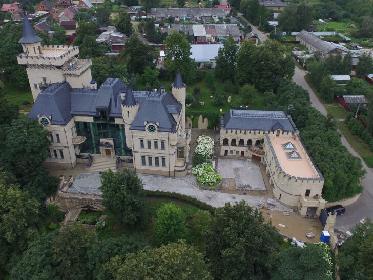 Замок Пугачевой купили за 1 миллиард рублей