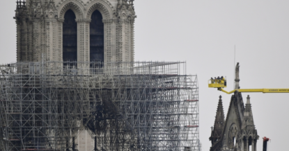 При строительстве Нотр-Дам впервые были использованы железные скобы