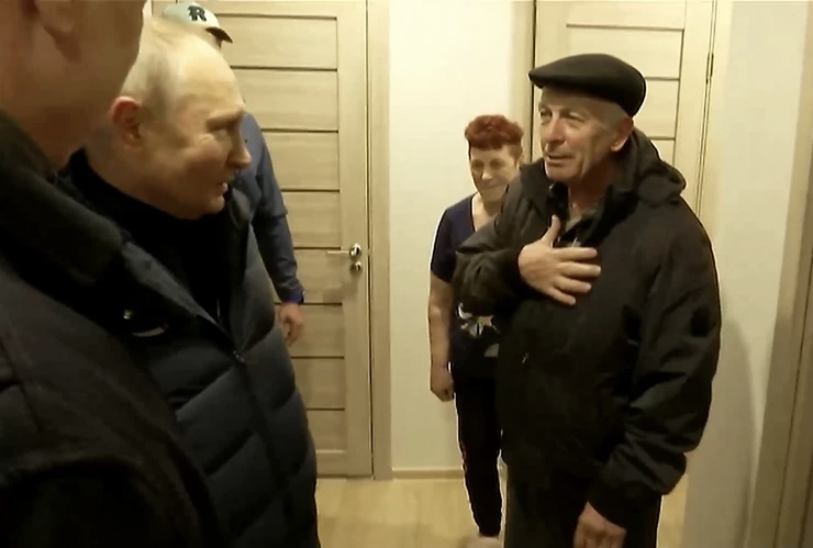 «Это кусочек Рая»: Путин пообщался с мариупольцами на улицах и зашел в гости
