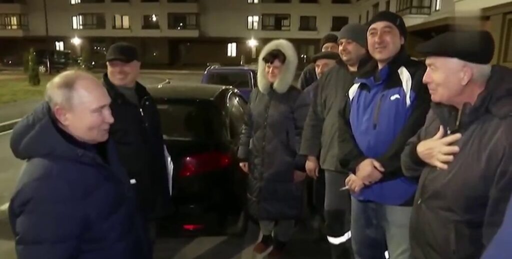 «Это кусочек Рая»: Путин пообщался с мариупольцами на улицах и зашел в гости
