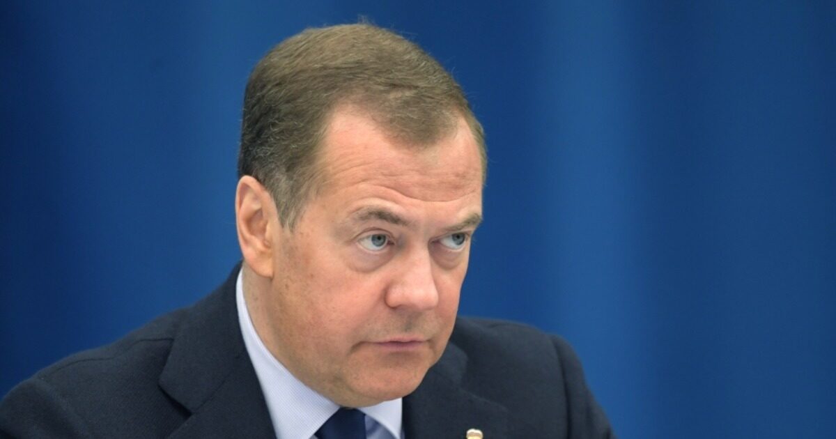 Медведев пригрозил суду в Гааге гиперзвуковой ракетой