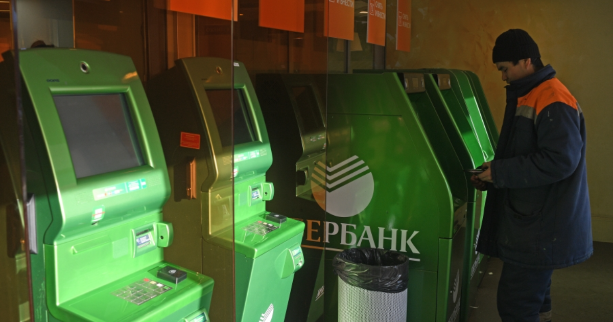 Российские банки начали ухудшать условия снятия наличных в банкоматах