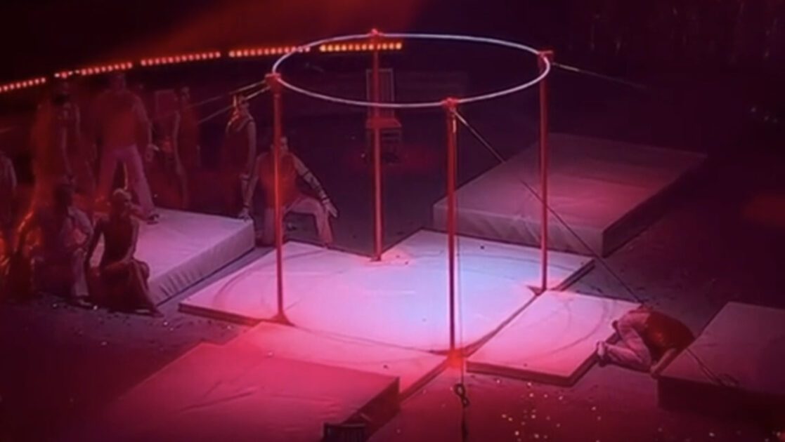 В Новосибирском цирке гимнаст сорвался с высоты во время выступления