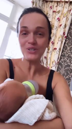 42-летняя певица Слава показала, как нянчит внука