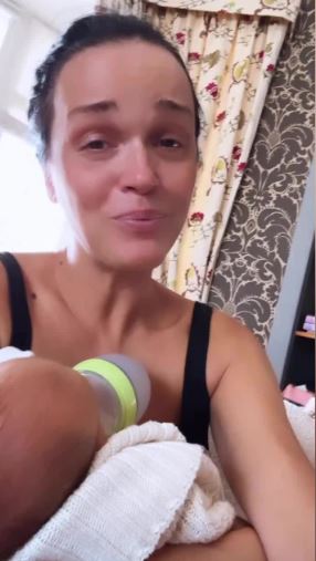 42-летняя певица Слава показала, как нянчит внука