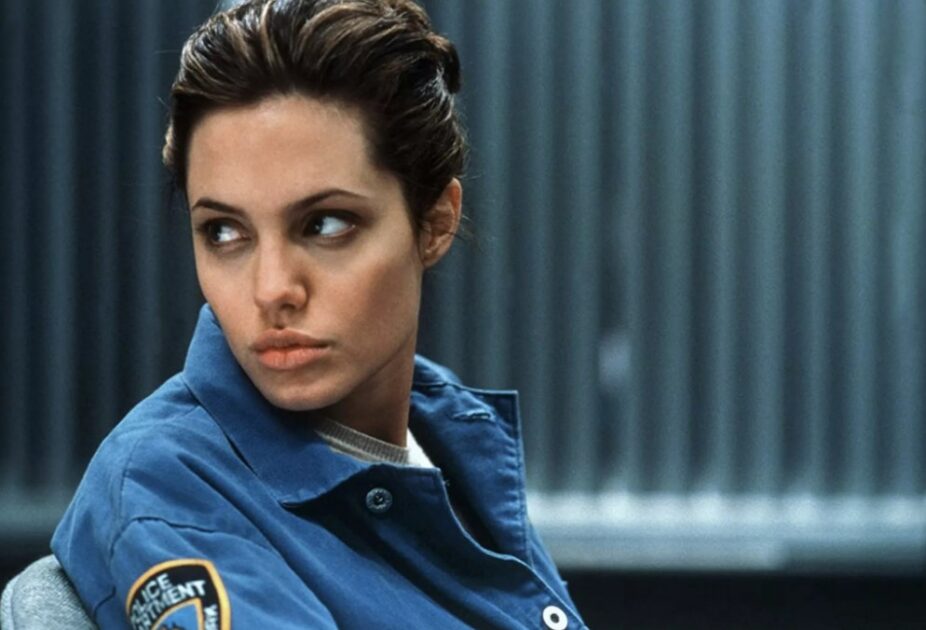 Анджелина Джоли неожиданно посетила Херсон и ее охранника забрали в ТЦК Анджелина Джоли неожиданно посетила Херсон и ее охранника забрали в ТЦК