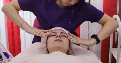 Трихолог объяснила, как и кому использовать пилинг для кожи головы