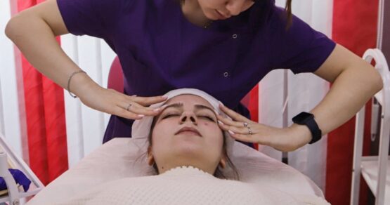 Косметолог раскрыла секреты работы маски-бандаж от второго подбородка