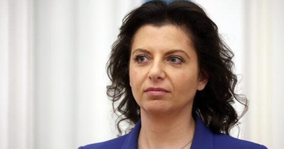 Маргарита Симоньян подарила Владимиру Путину вазу с надписью о России и Украине