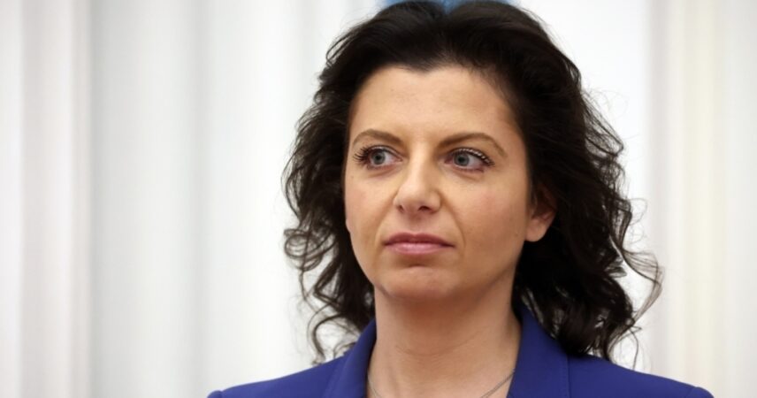 Маргарита Симоньян подарила Владимиру Путину вазу с надписью о России и Украине