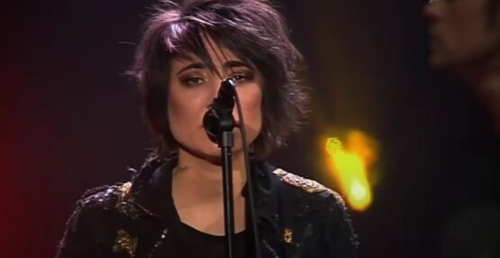 Уехавшая из страны Земфира* хранит свои сбережения в России