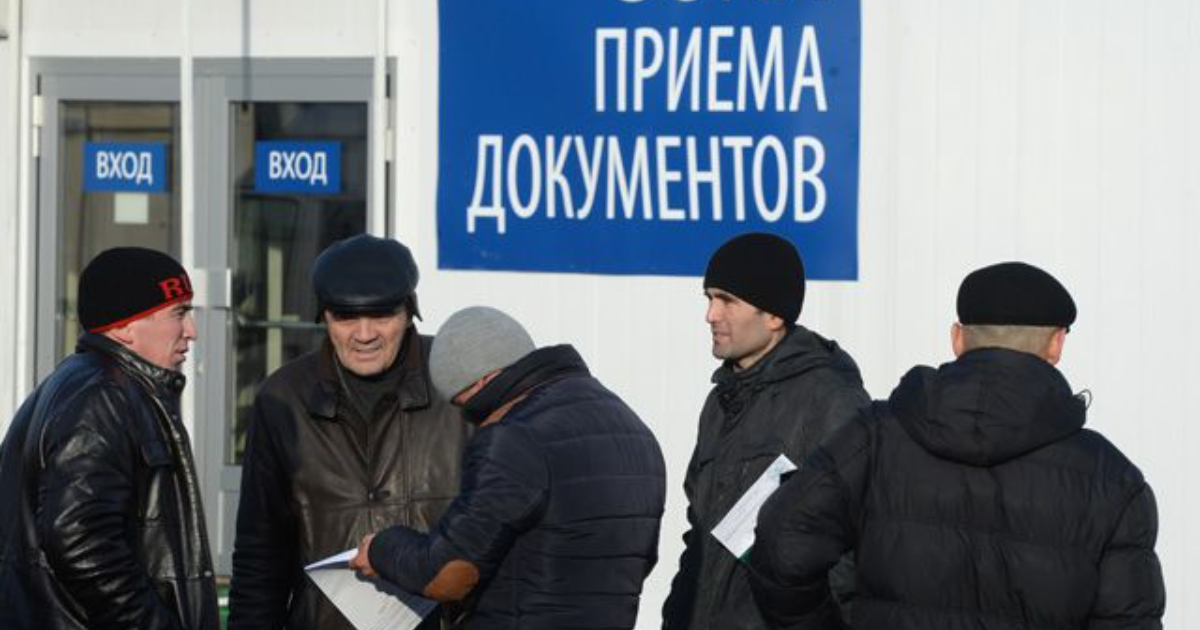 Нелегальным мигрантам в России запретят водить машину и покупать квартиры
