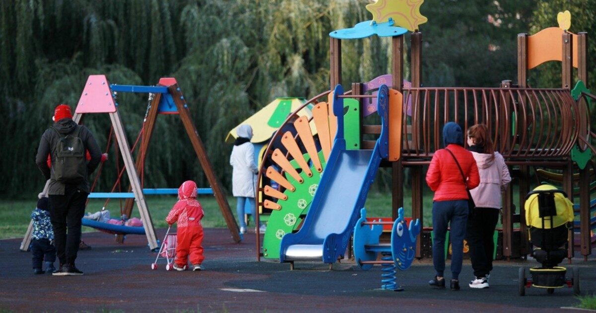 Сотни детских площадок в России оказались небезопасными