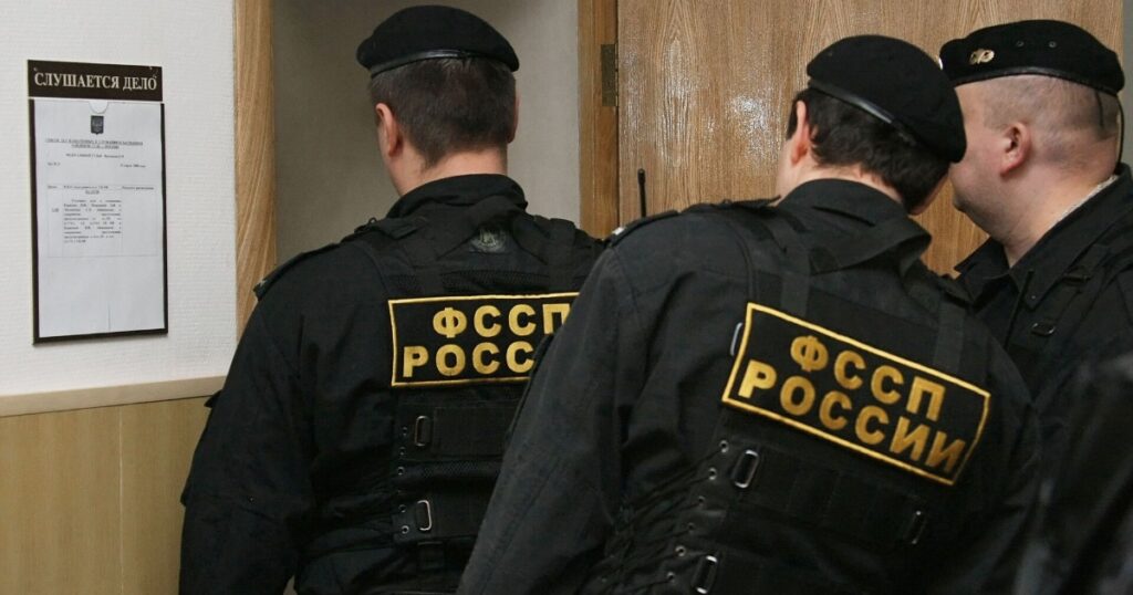 Приставы смогут взыскивать с россиян долги до 100 тыс. рублей без суда