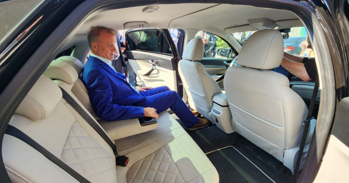 Герман Греф не смог завести премиальный автомобиль Lada Aurа Герман Греф не смог завести премиальный автомобиль Lada Aurа