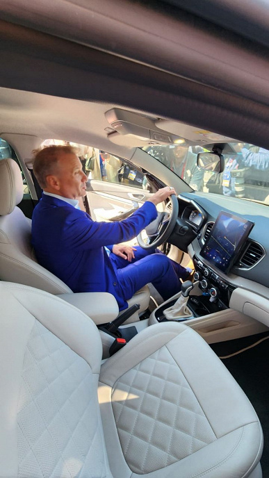 Герман Греф не смог завести премиальный автомобиль Lada Aurа