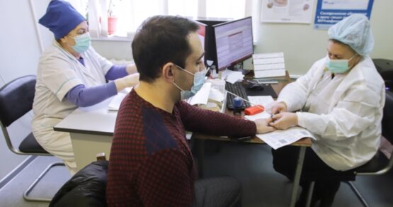 Россияне жалуются на потерю слуха после гонконгского гриппа