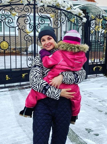 Гагарина объяснила, почему перестала скрывать лицо дочери