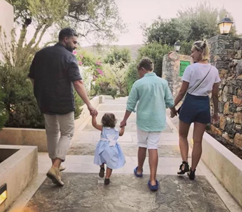 Гагарина объяснила, почему перестала скрывать лицо дочери