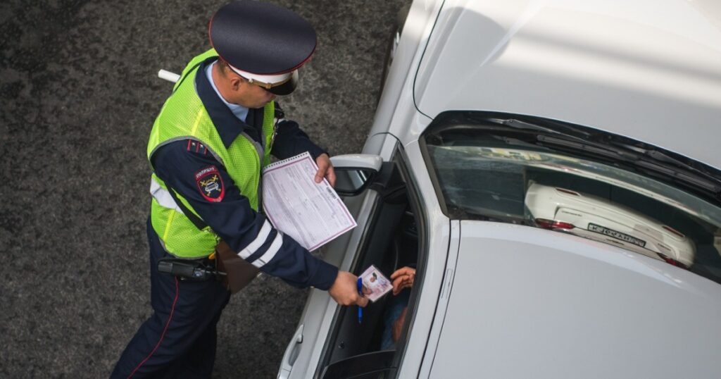 В ГАИ назвали лекарства, которые нельзя пить перед вождением автомобиля