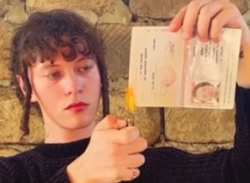 Сжегший российский паспорт артист Шарлот хочет вернуться на родину