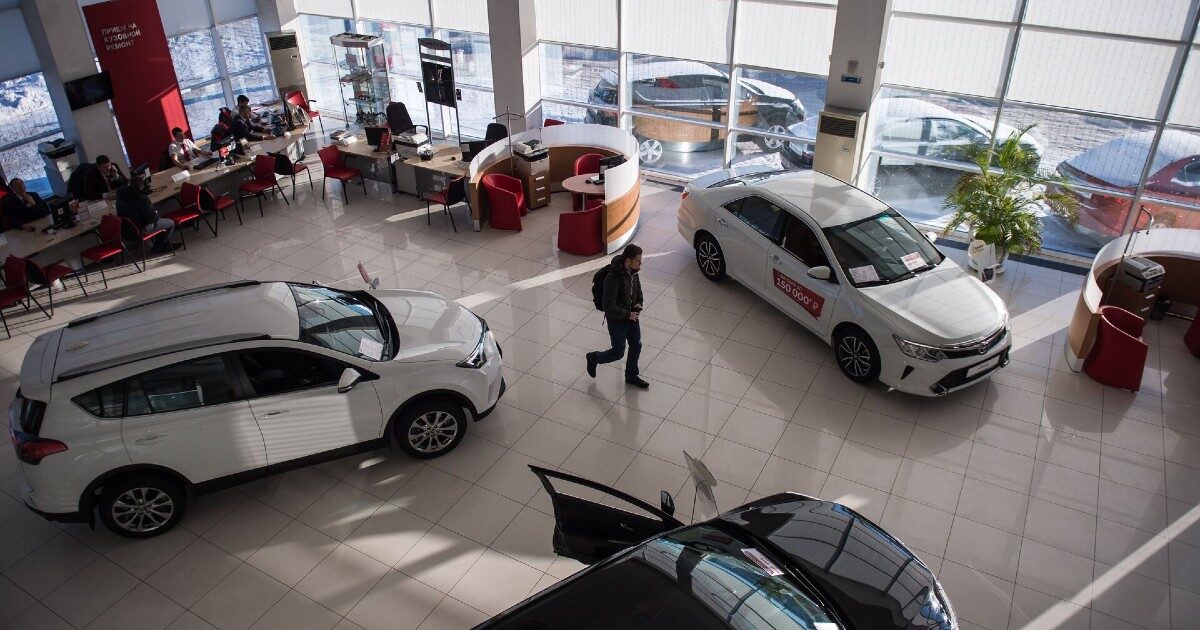 Продажи новых легковых автомобилей в России в 2023 году превысили миллион штук