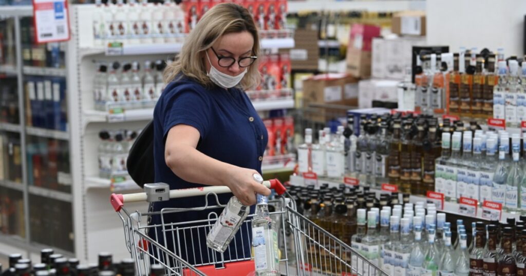 В Госдуме предложили запретить продавать алкоголь в супермаркетах