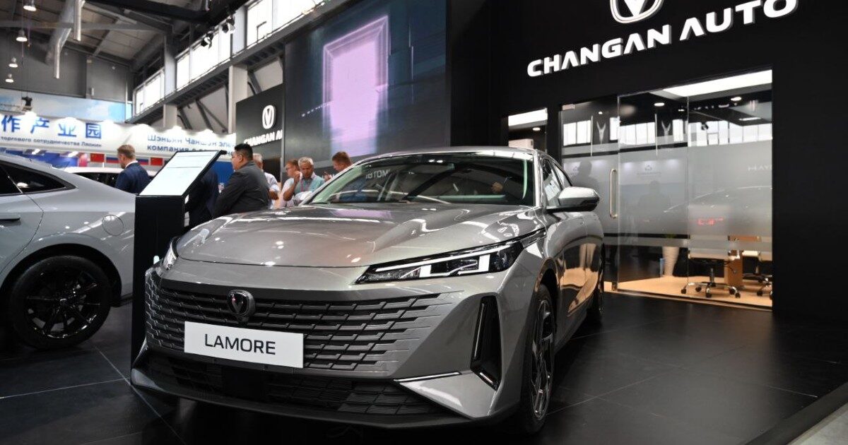 В России начались продажи футуристического седана Changan Lamore