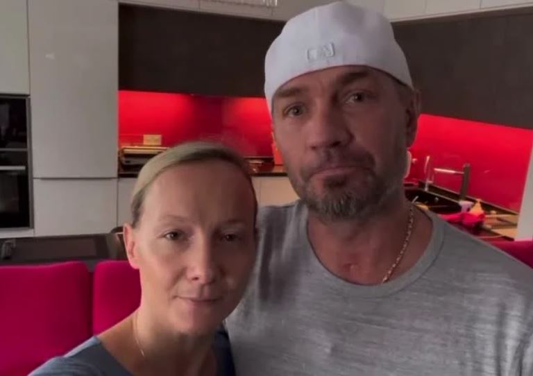 Костомаров и его жена Домнина записали трогательное видеообращение из дома
