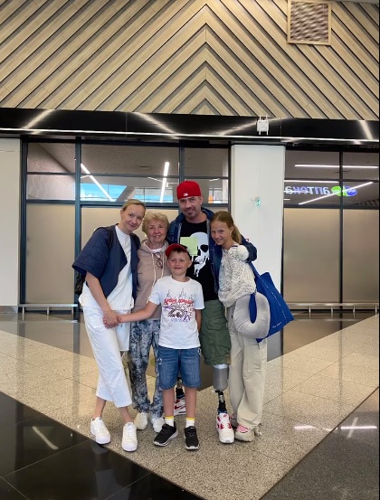 «Вернулись мои конфетки»: Костомаров трогательно встретил детей в аэропорту