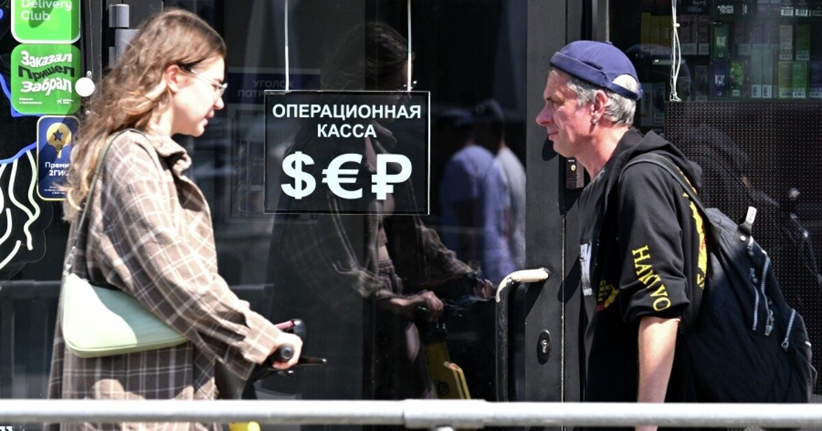 Разница курсов продажи и покупки доллара в банках РФ превысила 20 рублей