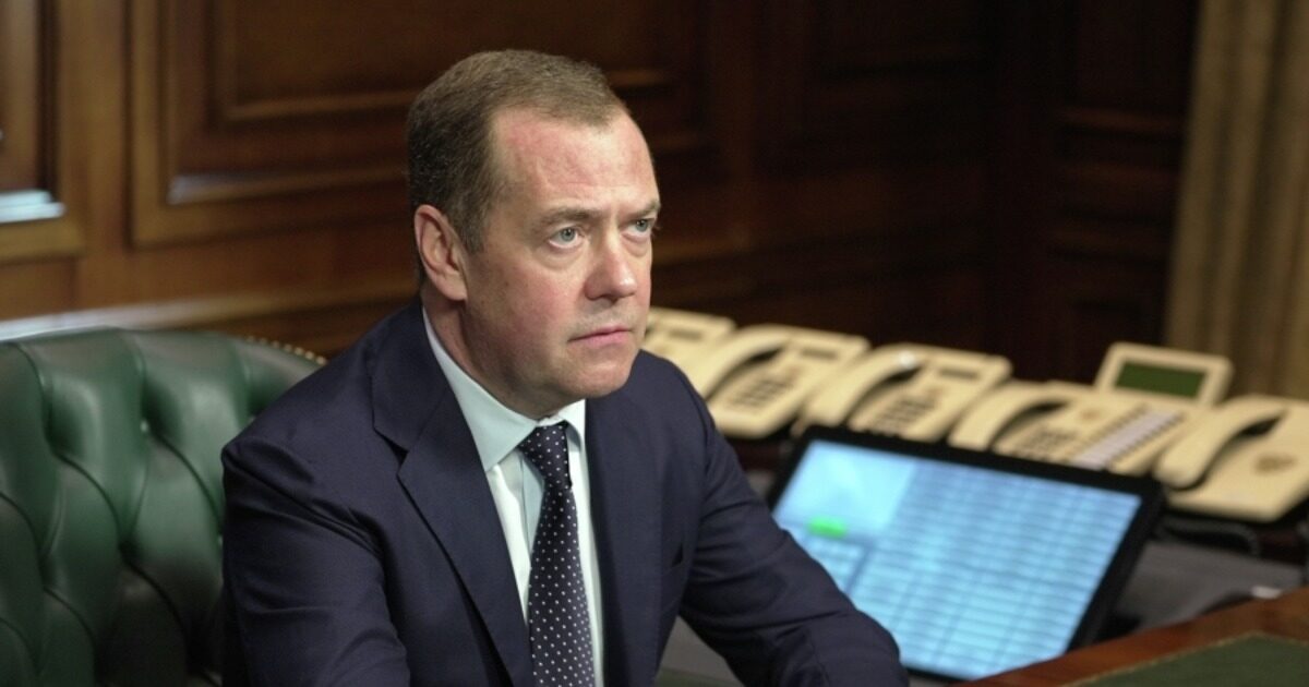 Медведев отреагировал на нежелание властей ФРГ называть Путина президентом