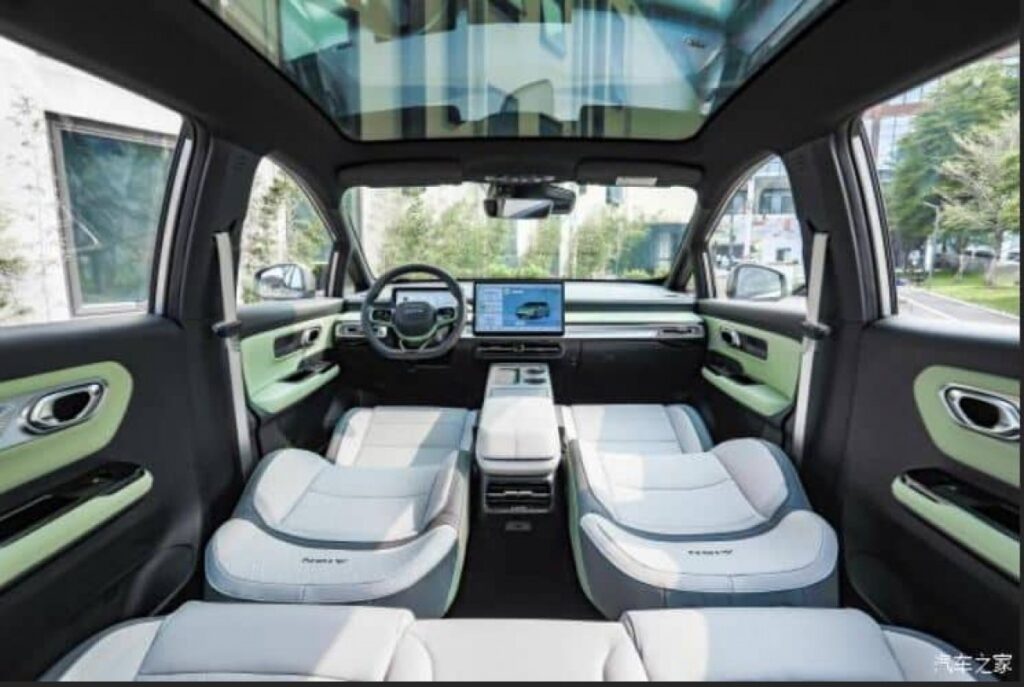 В России начали продавать китайские автомобили с караоке