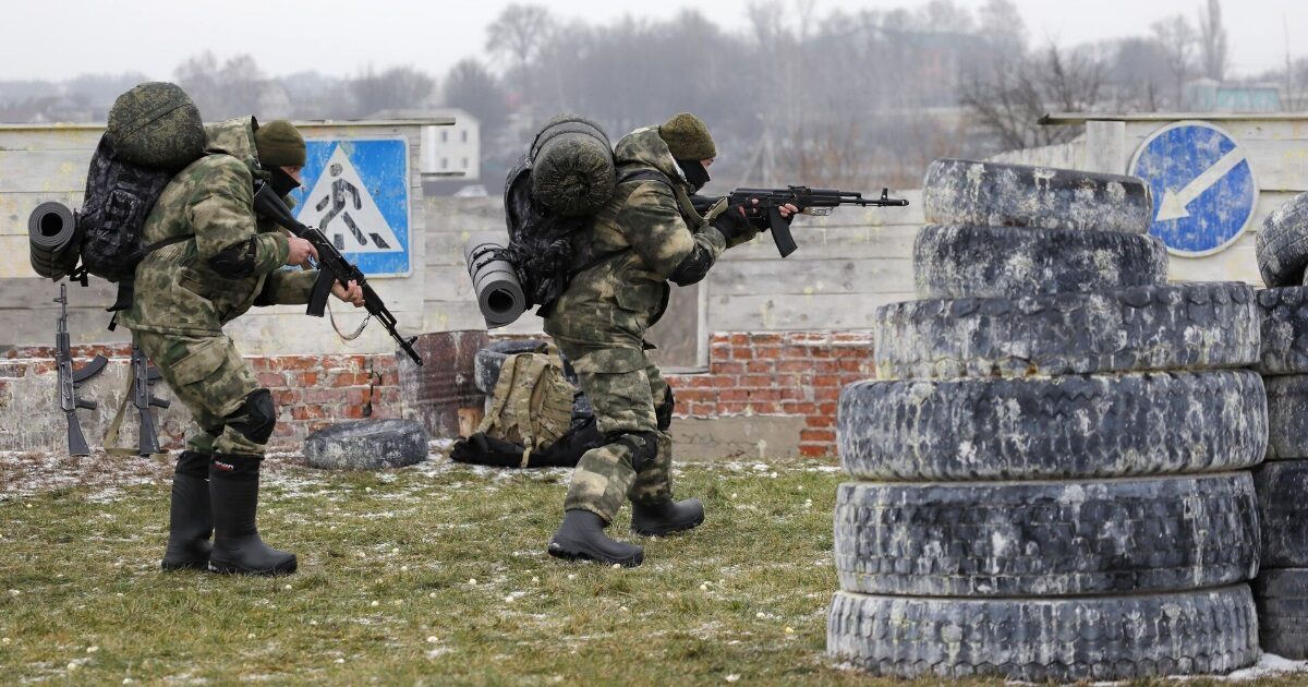 Добровольцам территориальной обороны в Белгородской области раздали оружие Добровольцам территориальной обороны в Белгородской области раздали оружие