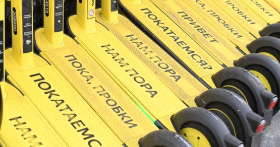 Путин поручил ограничить передвижение электросамокатов по тротуарам