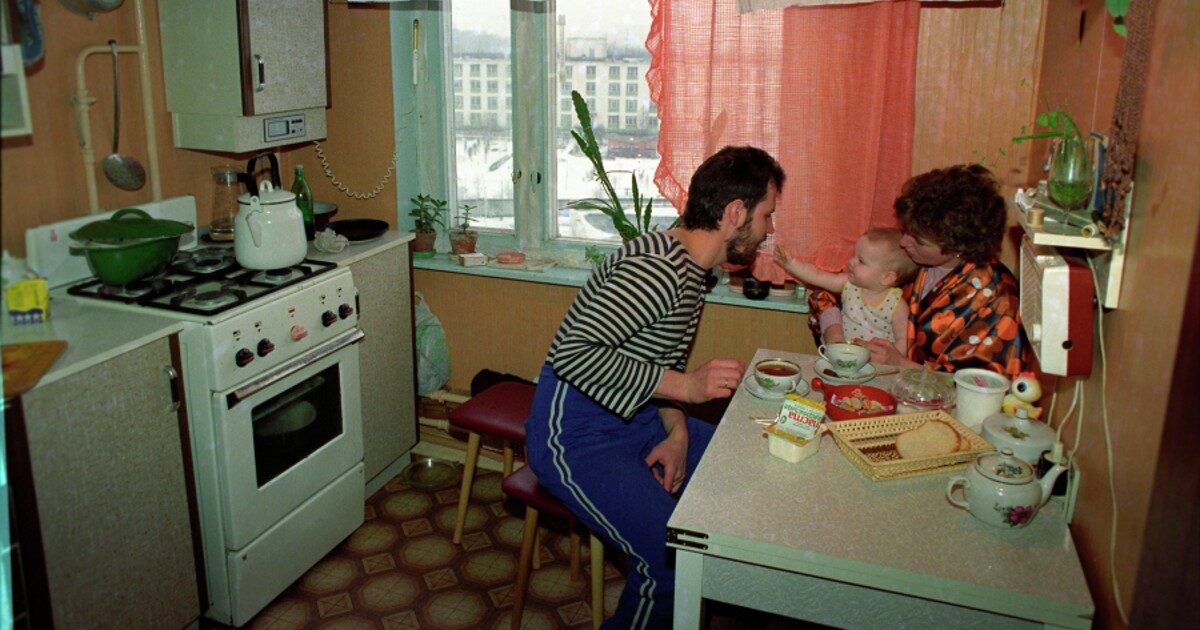 Молодые семьи в России массово стали меньше есть