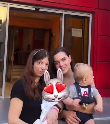 Сотникова встретила младшую сестру с ребенком из роддома