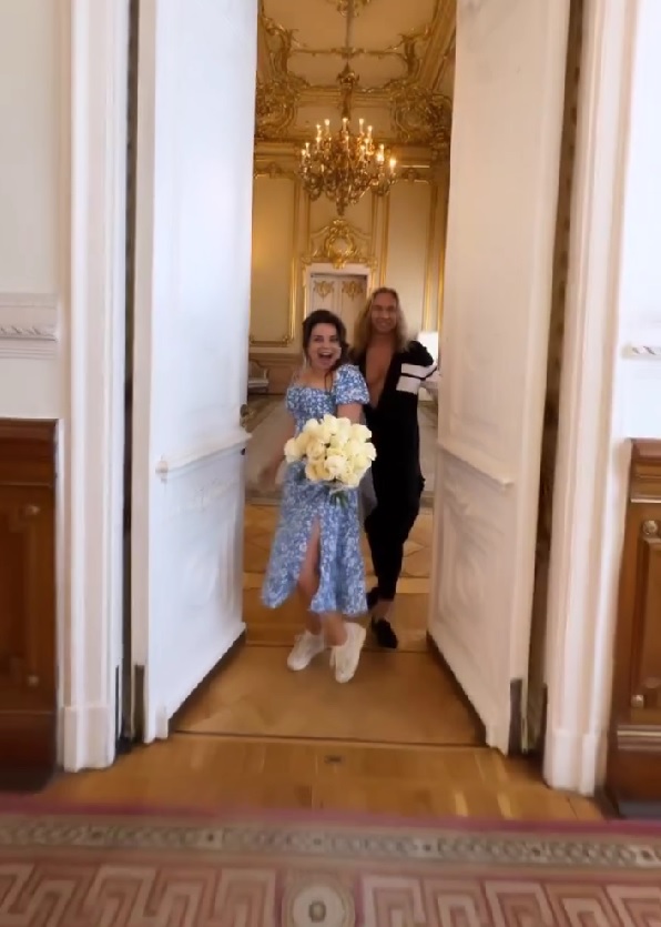 Королева и Тарзан внезапно появились во дворце бракосочетания Петербурга