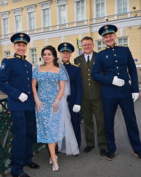 Королева и Тарзан внезапно появились во дворце бракосочетания Петербурга