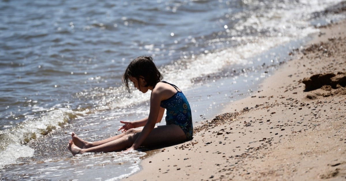 Заболел после моря. Девочки после купания. В море купается девочка Сочи. Купание в море в Грузии дети.