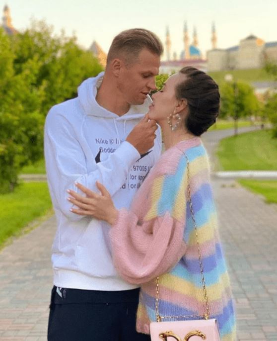 Фанатов Оли не переубедить: жена Тарасова высмеяла Бузову в новом посте