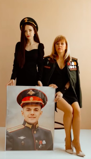 Жена и дочь устроили «трагическую фотосессия» после гибели лейтенанта на фронте